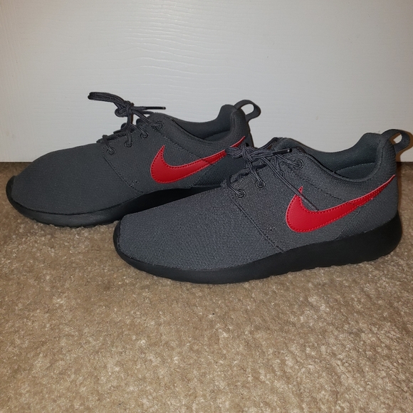 NIKE - Picture 2 of 4